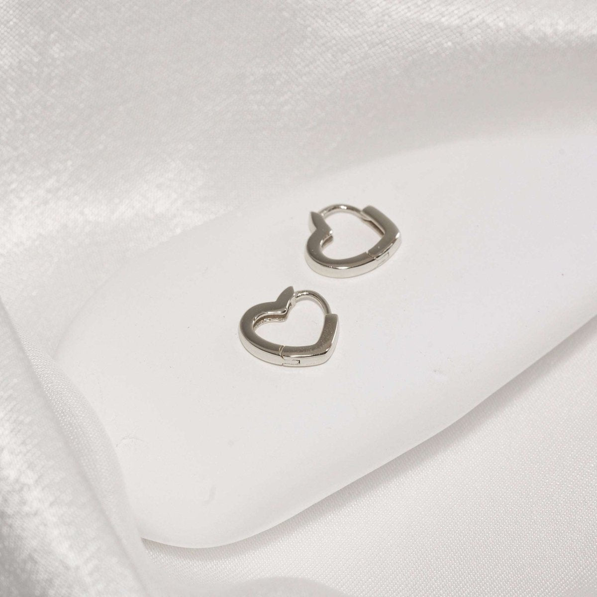 Heart Huggie Hoops in Silver - LÉA