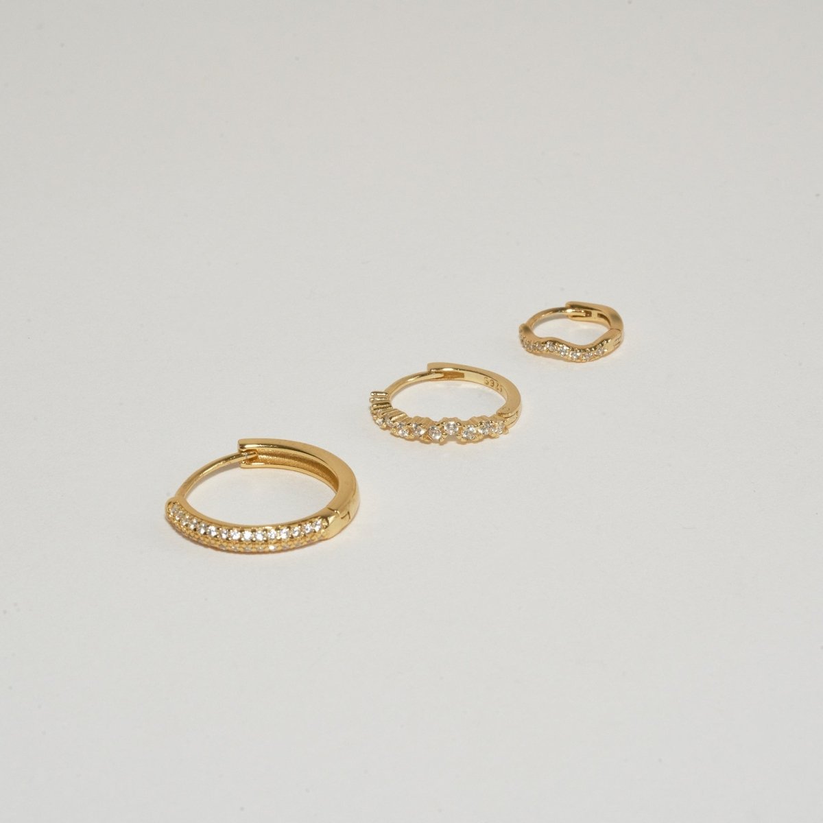 Medium Crystal Hoops Set in Gold - LÉA
