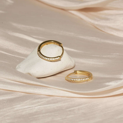 Medium Crystal Paved Hoops In Gold - LÉA