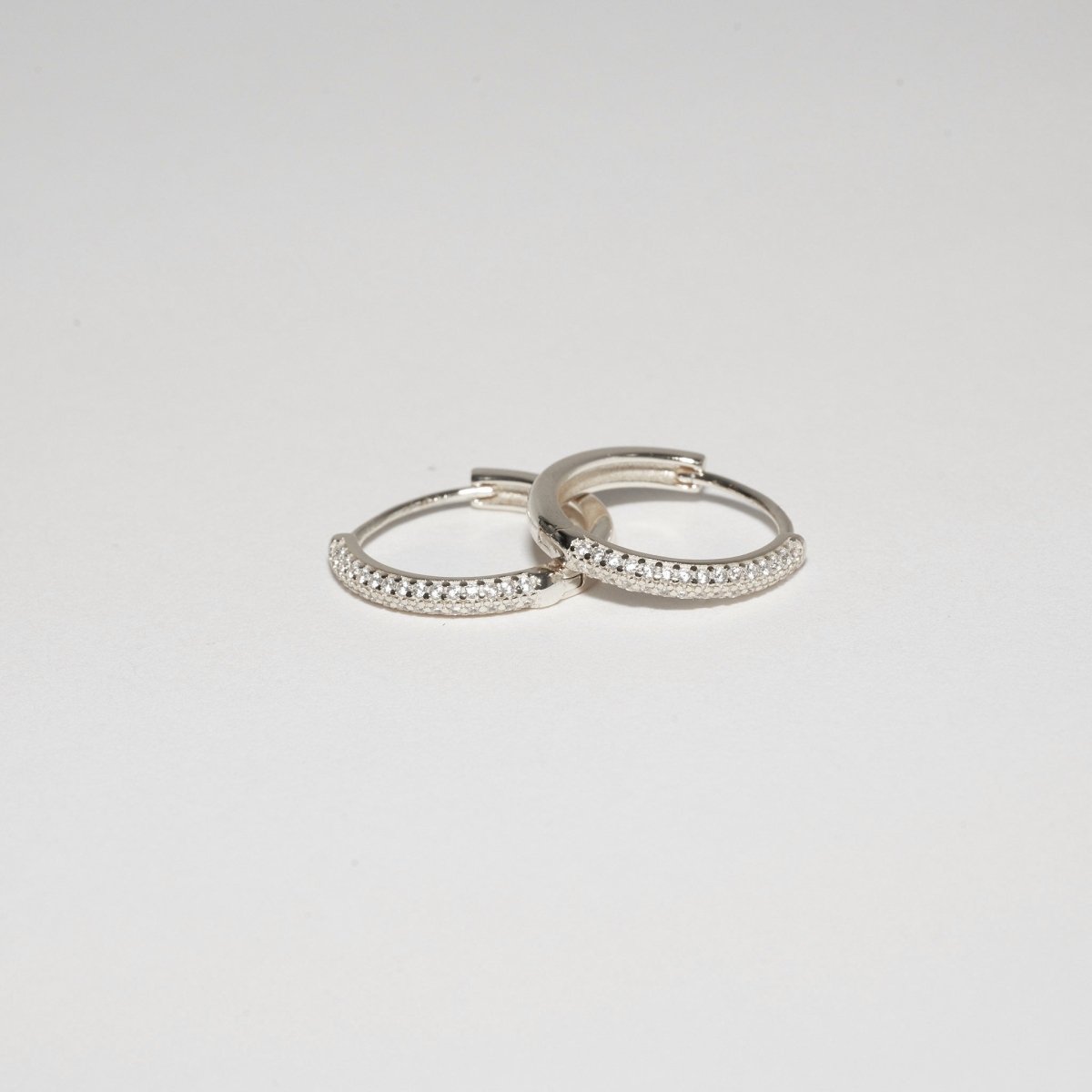 Medium Crystal Paved Hoops In Silver - LÉA