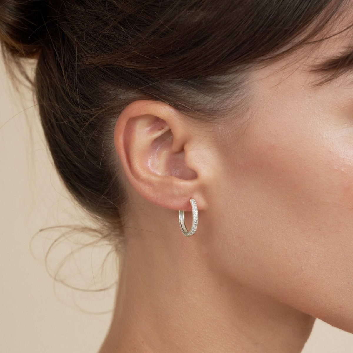 Medium Crystal Paved Hoops In Silver - LÉA