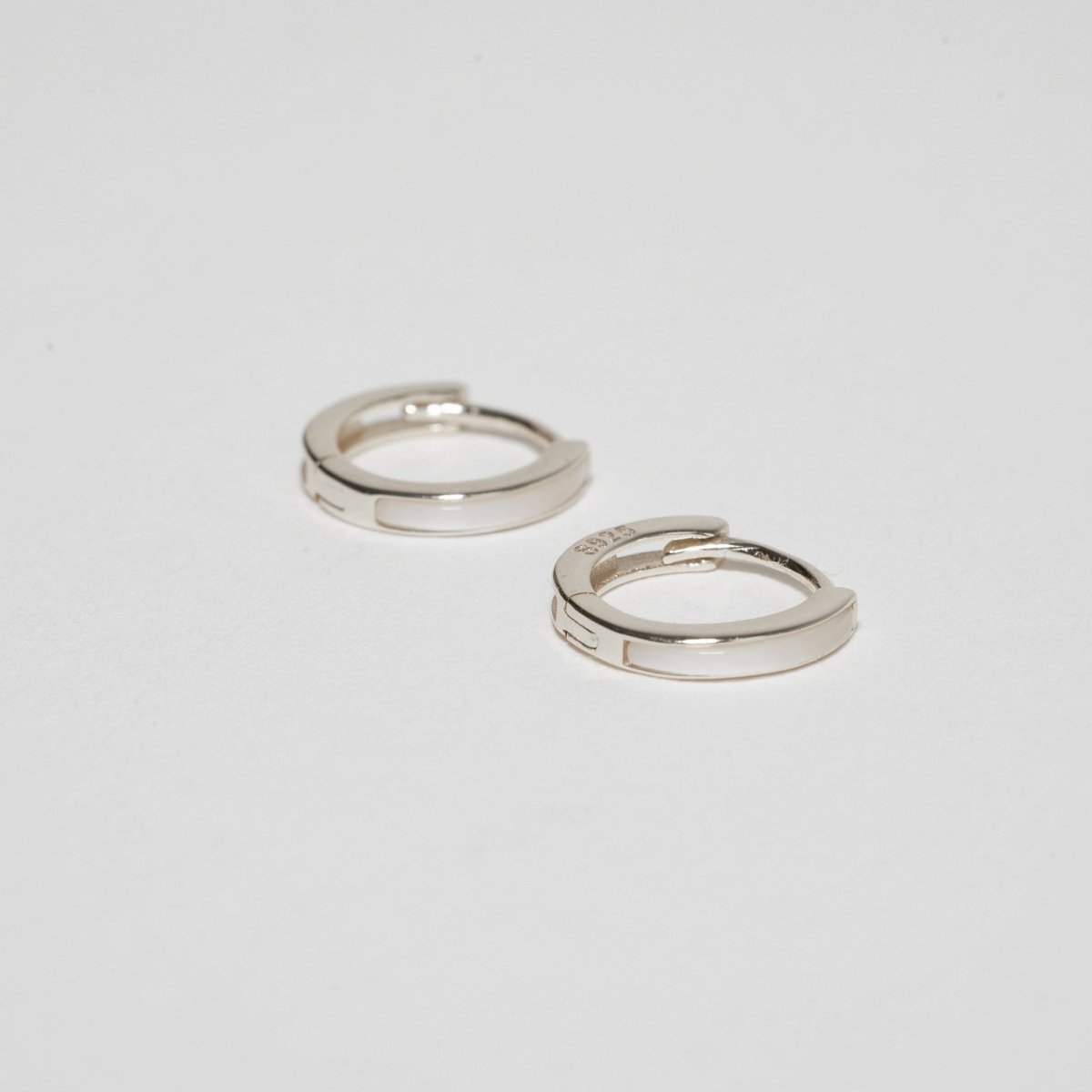 Mother of Pearl Inlay Hoops In Silver - LÉA