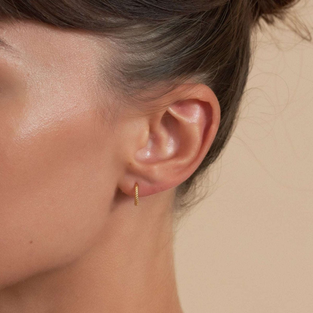 Rope Twist Huggie Hoops In Gold - LÉA