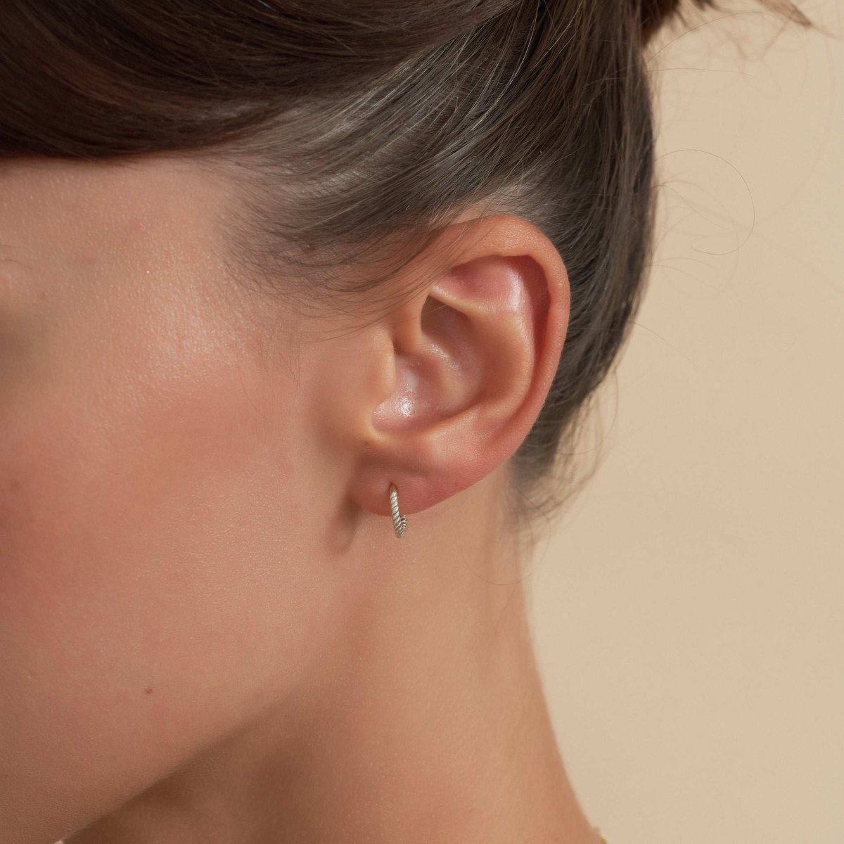 Rope Twist Huggie Hoops In Silver - LÉA