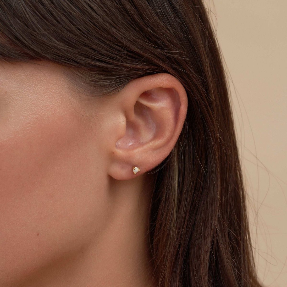 Round Opal Labret Studs In Gold - LÉA