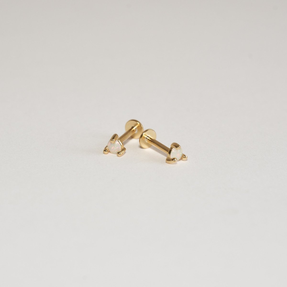 Round Opal Labret Studs In Gold - LÉA