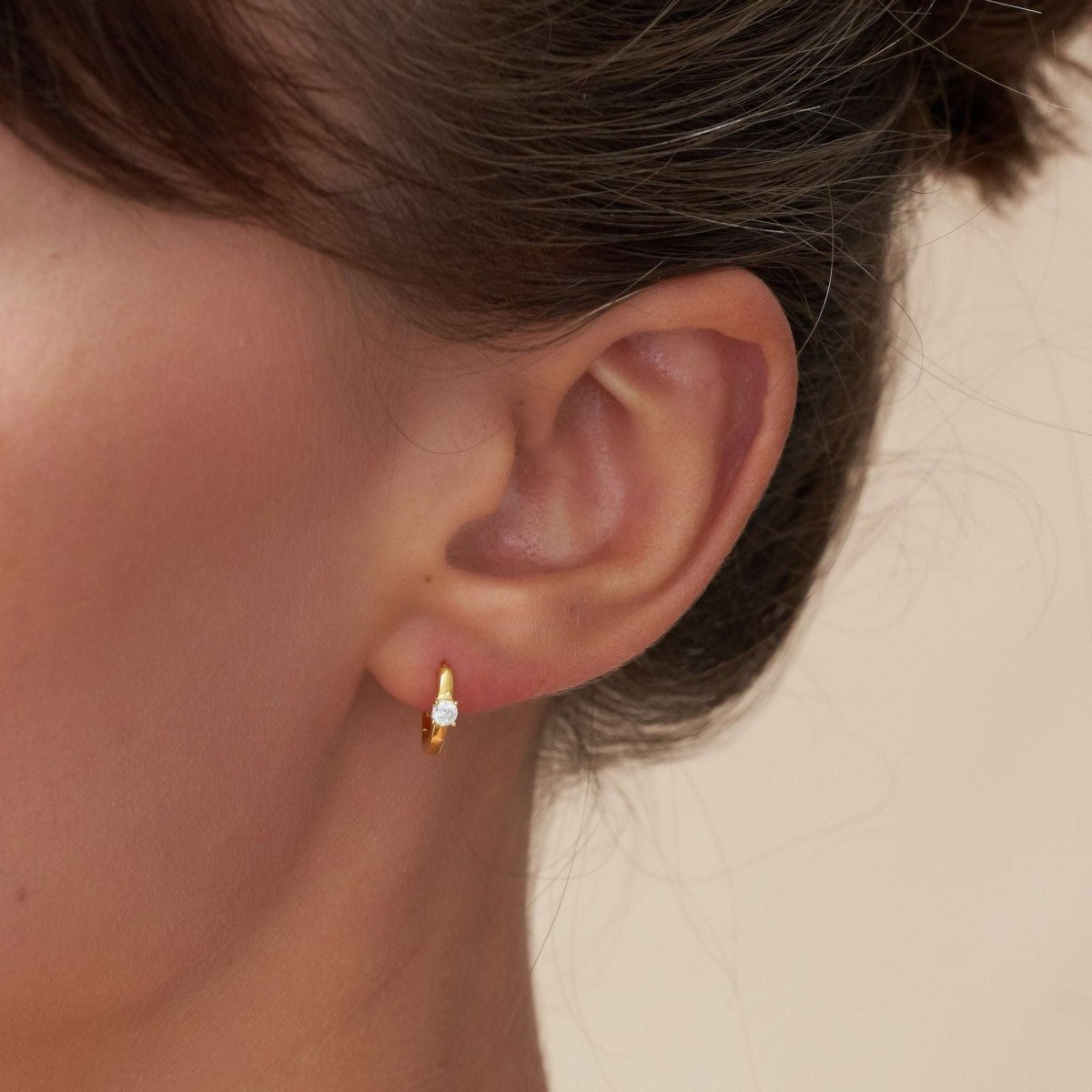 Solitaire Crystal Huggie Hoops In Gold - LÉA