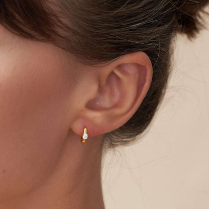 Solitaire Crystal Huggie Hoops In Gold - LÉA