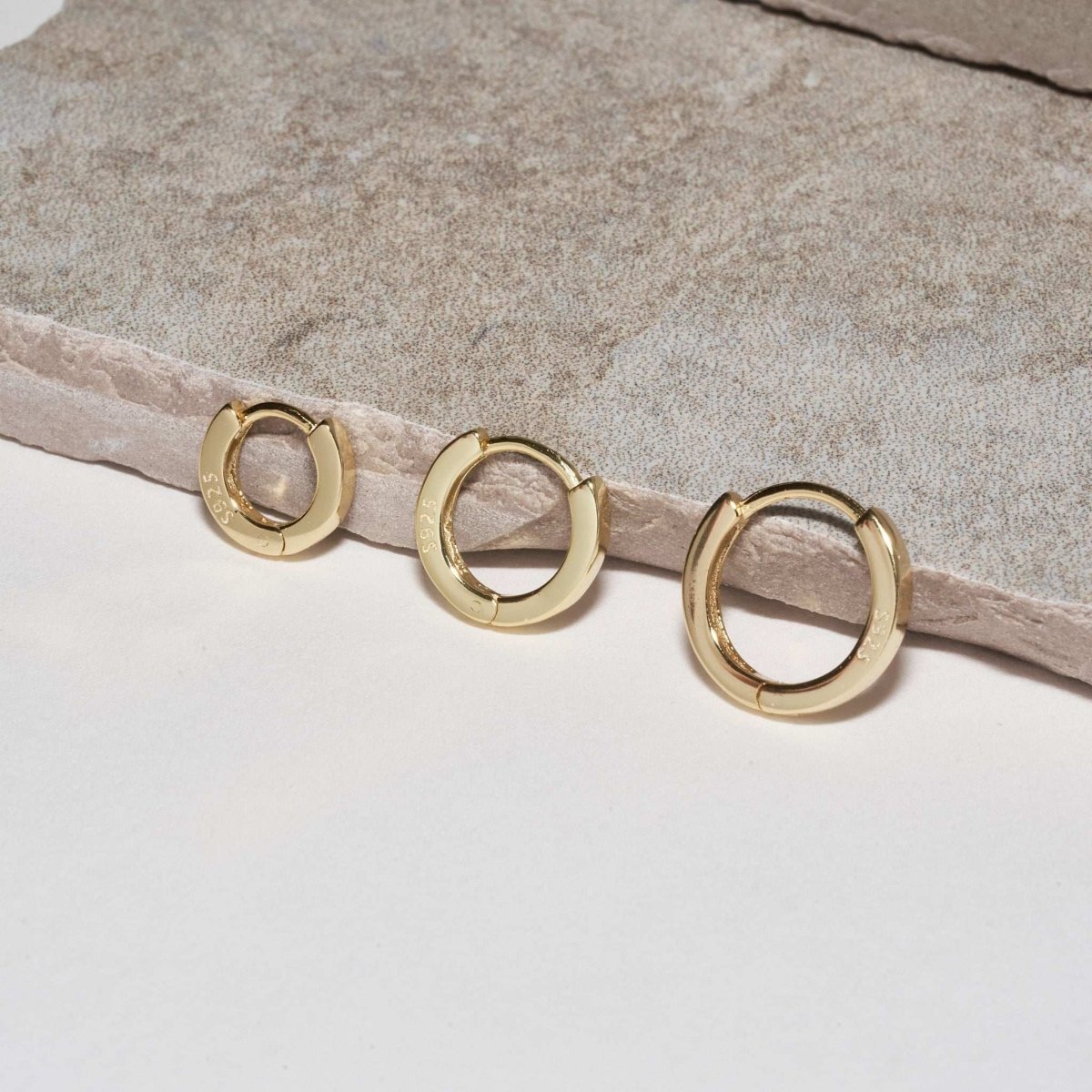 Square Edge Huggie Hoops In Gold - LÉA