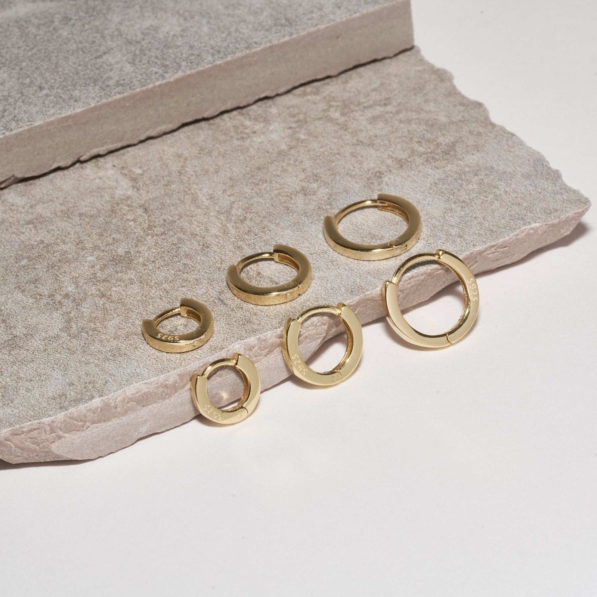 Square Edge Huggie Hoops In Gold - LÉA