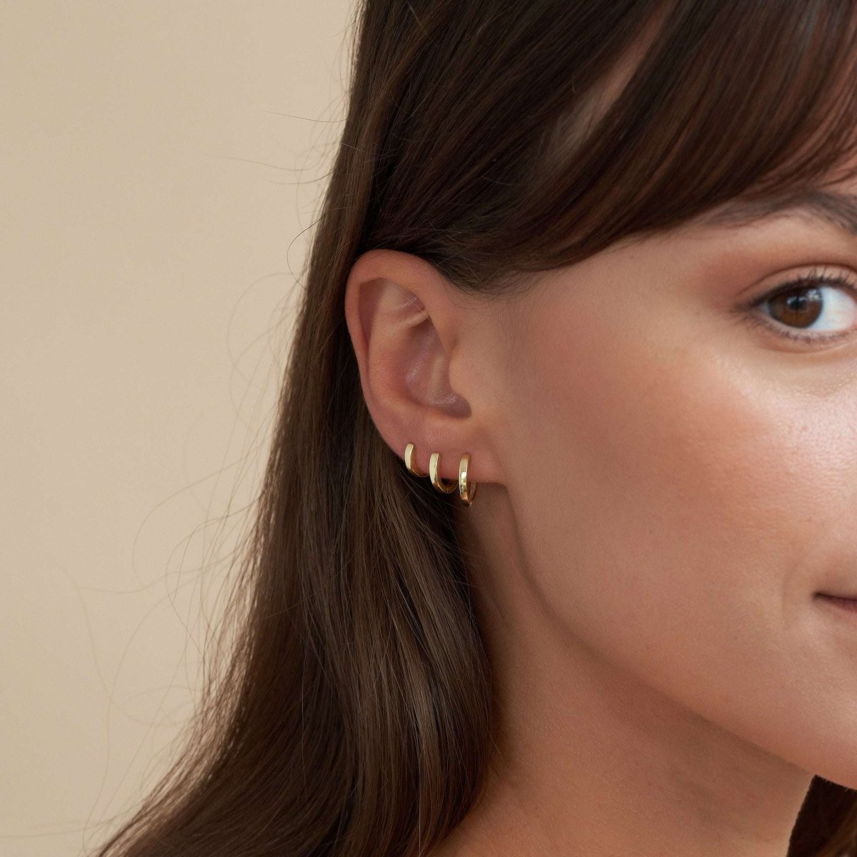 Square Edge Huggie Hoops In Gold - LÉA