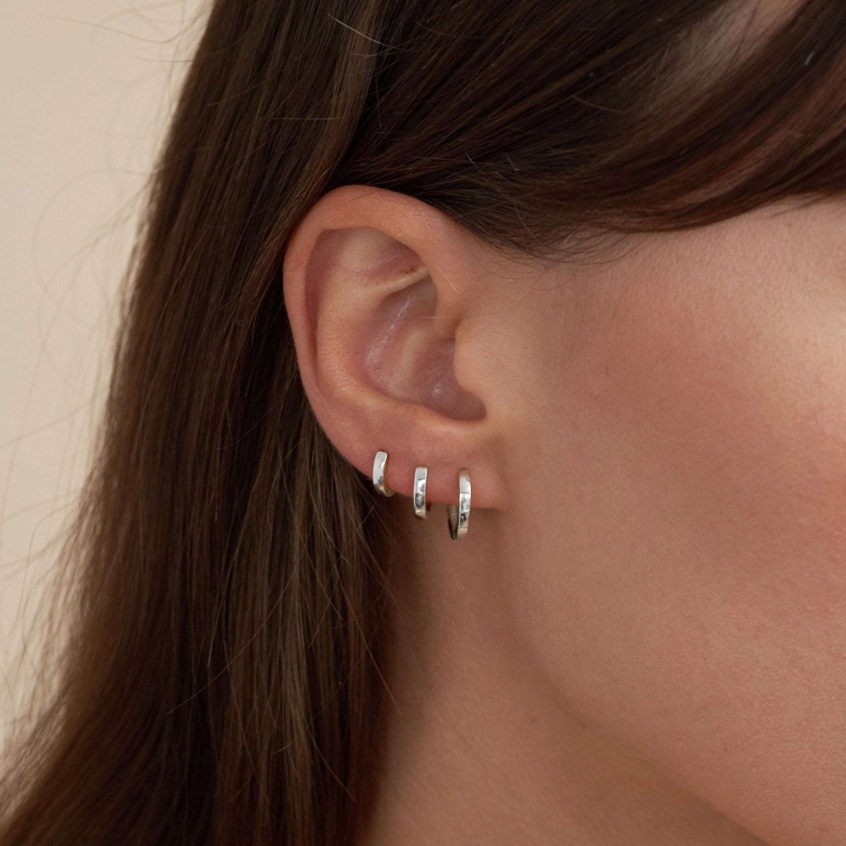 Square Edge Huggie Hoops In Silver - LÉA