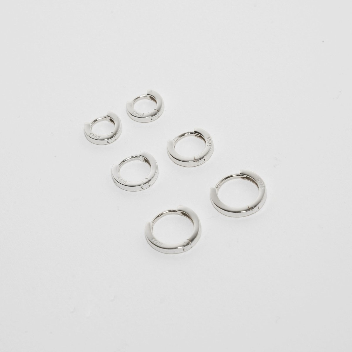 Square Edge Huggie Hoops In Silver - LÉA