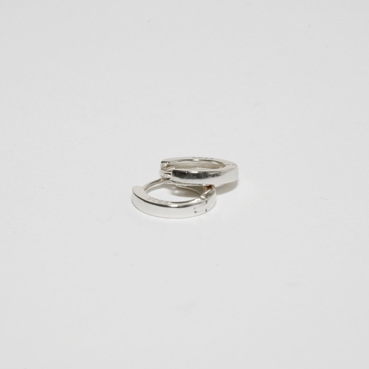 Square Edge Huggie Hoops In Silver - LÉA