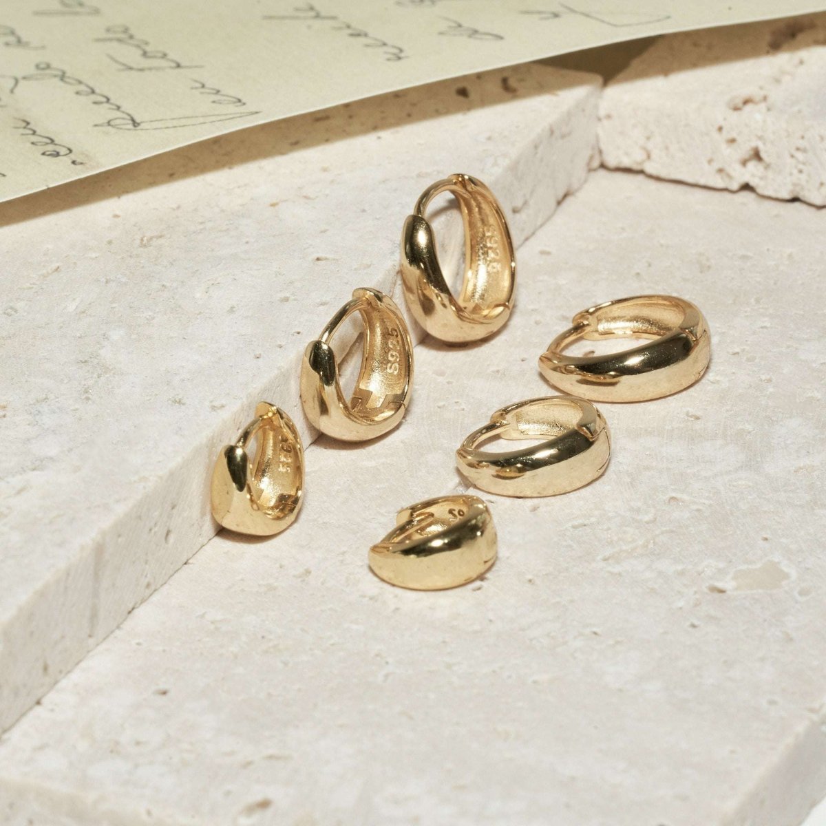 Tapered Huggie Hoops In Gold - LÉA