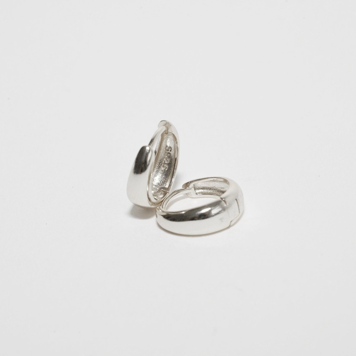 Tapered Huggie Hoops In Silver - LÉA