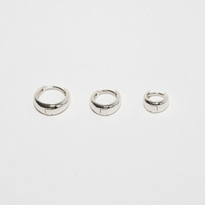 Tapered Huggie Hoops In Silver - LÉA