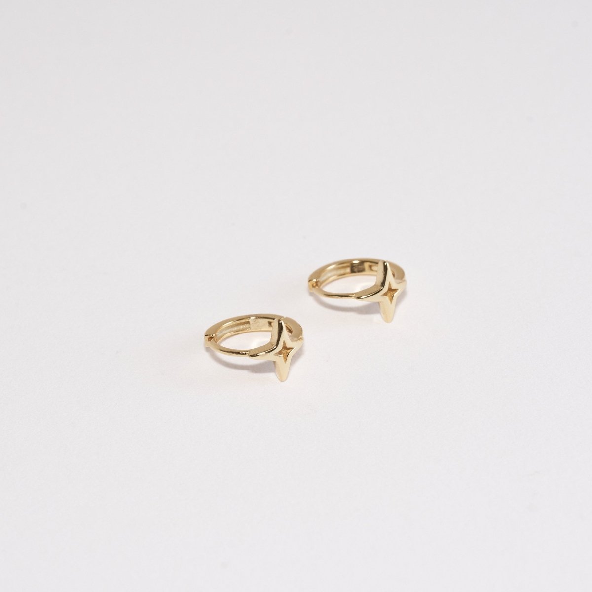 Tiny Star Huggies in Gold - LÉA