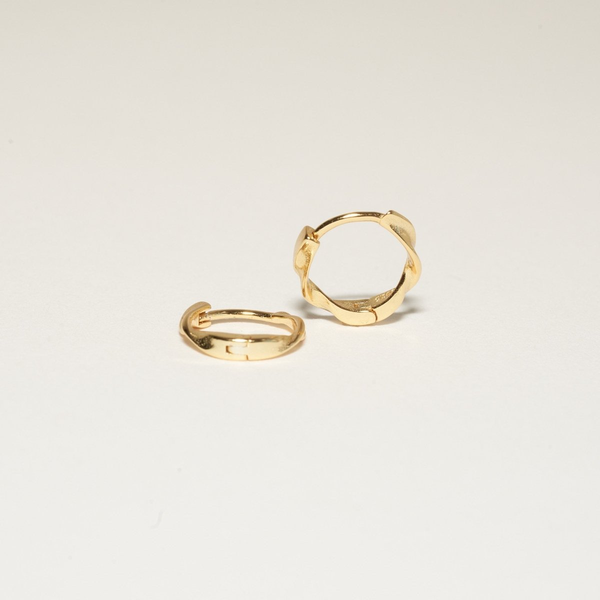 Twisted Huggie Hoops In Gold - LÉA