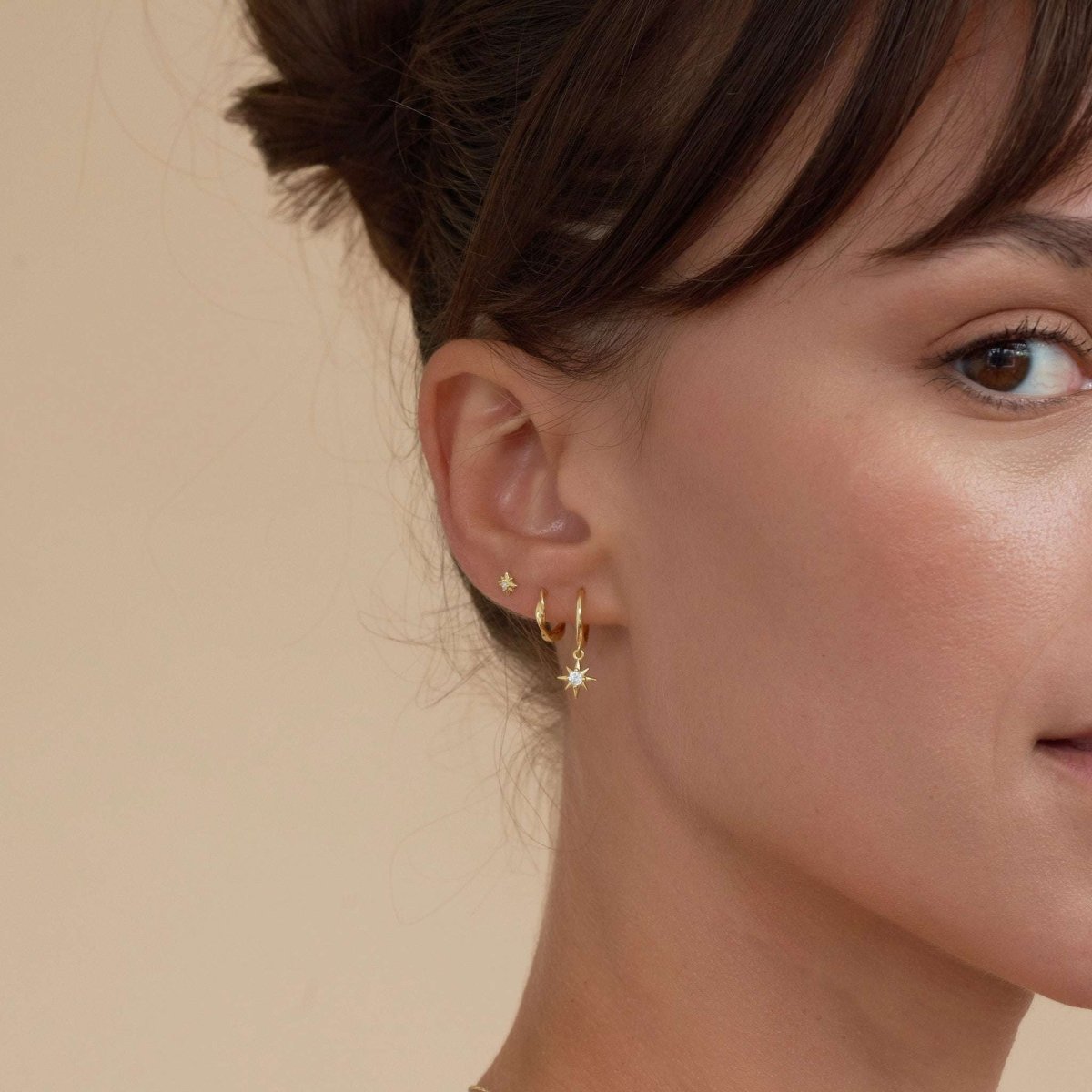 Twisted Huggie Hoops In Gold - LÉA
