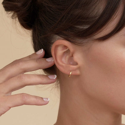 Twisted Huggie Hoops In Gold - LÉA