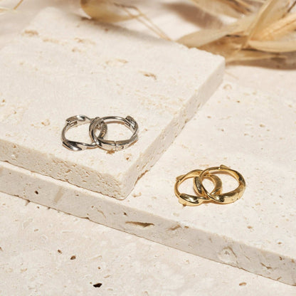 Twisted Huggie Hoops In Silver - LÉA