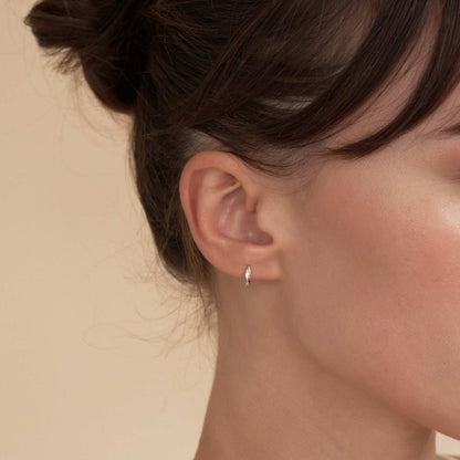 Twisted Huggie Hoops In Silver - LÉA