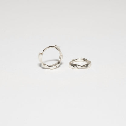 Twisted Huggie Hoops In Silver - LÉA