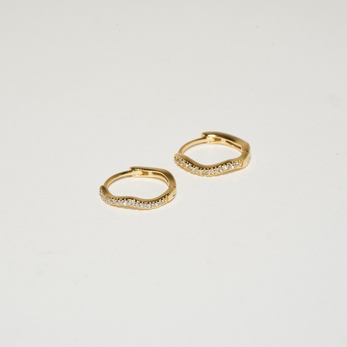 Wave Crystal Paved Huggies In Gold - LÉA